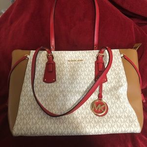 Michael Kors Voyager Tote !! Authentic